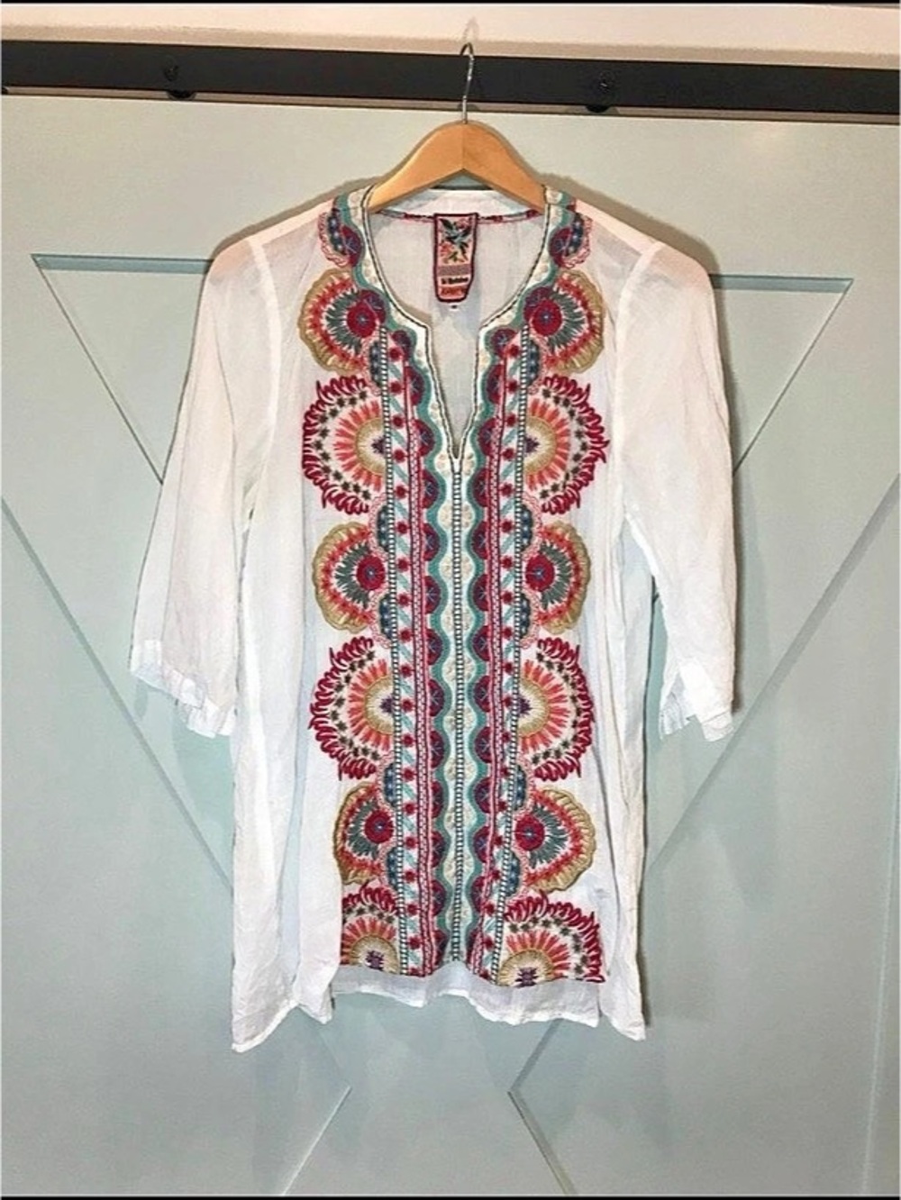 Johnny Was Embroidered Floral Kurta in White & Red Size Medium